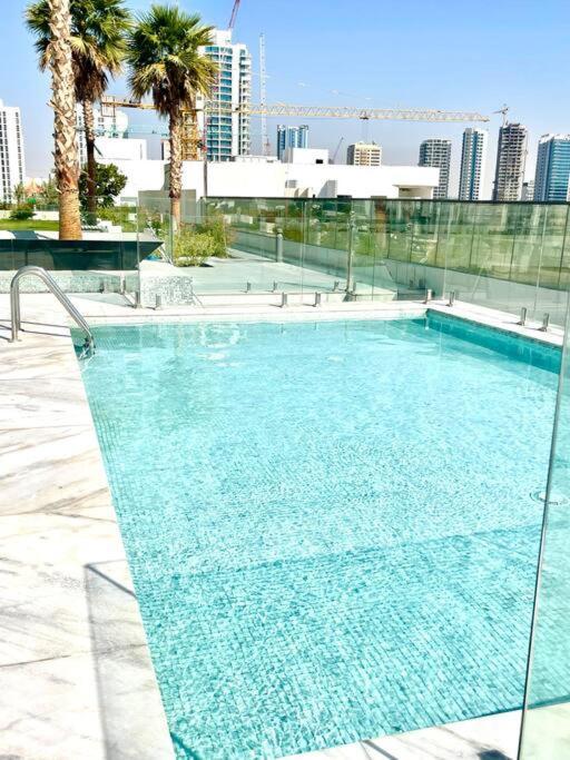 Elegante Vue Parc Et Piscine Au Coeur De Jvc Dubai